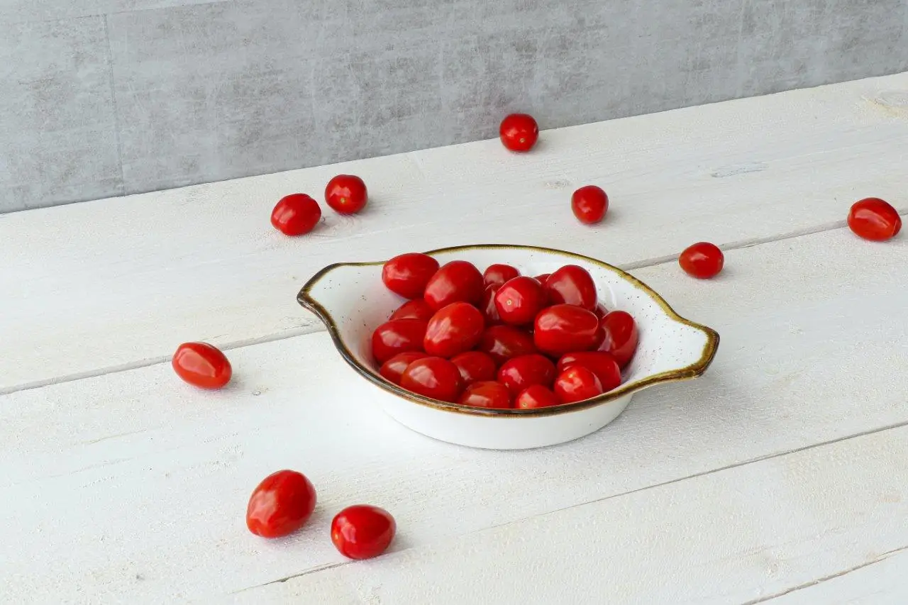Red snack tomatoes - Veggie Heroes